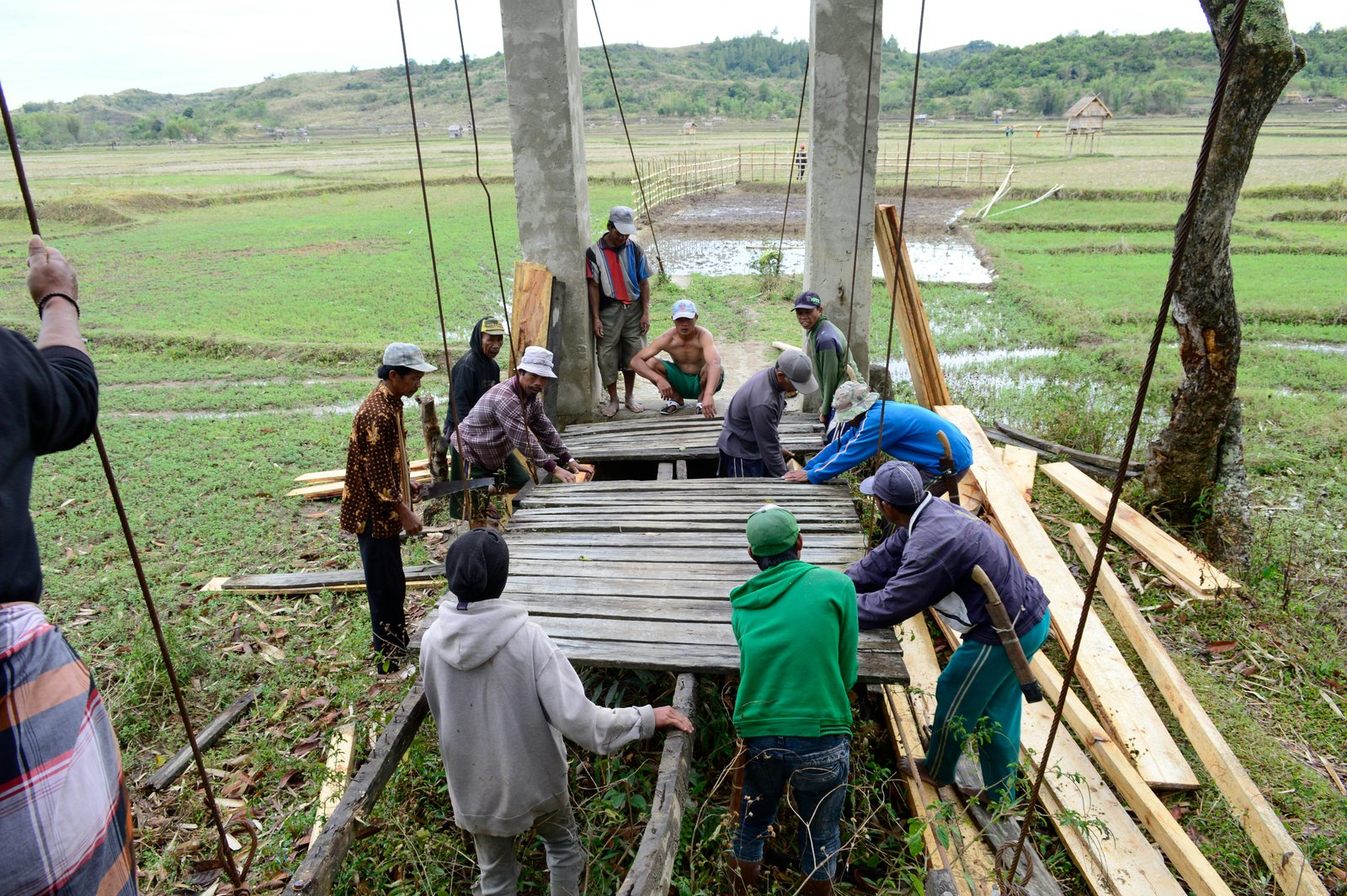 Polres Oku Bersama Tim Gabungan Lakukan Pembongkaran Di Duga Pos Pungli Di Wilayah Hukum Polsek Semidang Aji